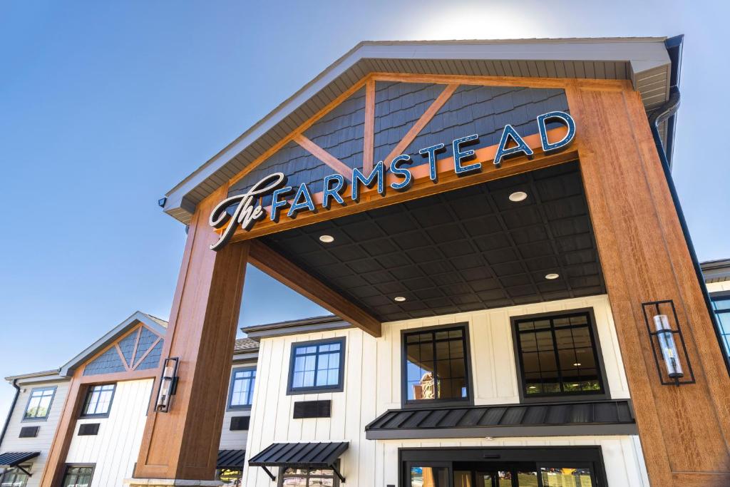 a building with a sign on the front of it at The Farmstead Hotel in Caruthersville