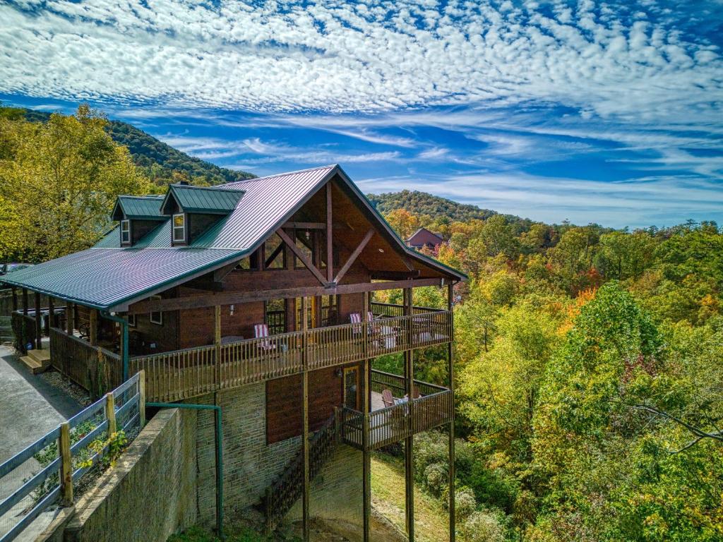 een luchtzicht op een huis met een metalen dak bij Whiskey's mountain lodge, Mtn Views, Hot Tub, 560 FREE tickets each paid day in Sevierville