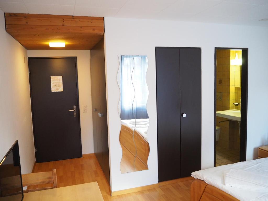 Postel nebo postele na pokoji v ubytování Hotel Stadthof Glarus