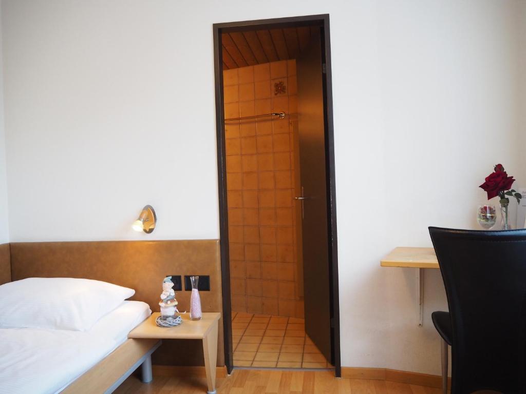 Postel nebo postele na pokoji v ubytování Hotel Stadthof Glarus