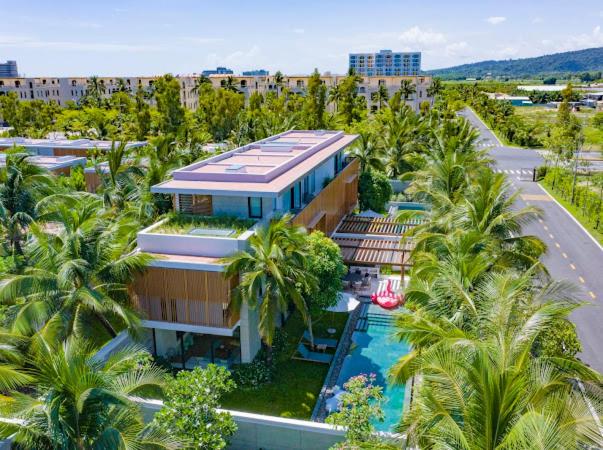 una vista aérea de un edificio con piscina y palmeras en Lucie Villa Phu Quoc - 4 Bedroomss en Phu Quoc