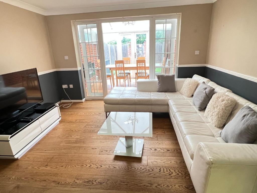 4 Bed town house in sittingbourne 7 beds sleeps 8 - Housity