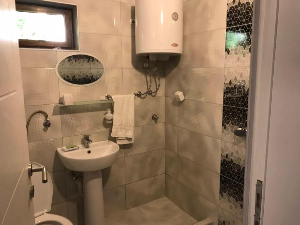 Koupelna v ubytování Apartmani Zaara