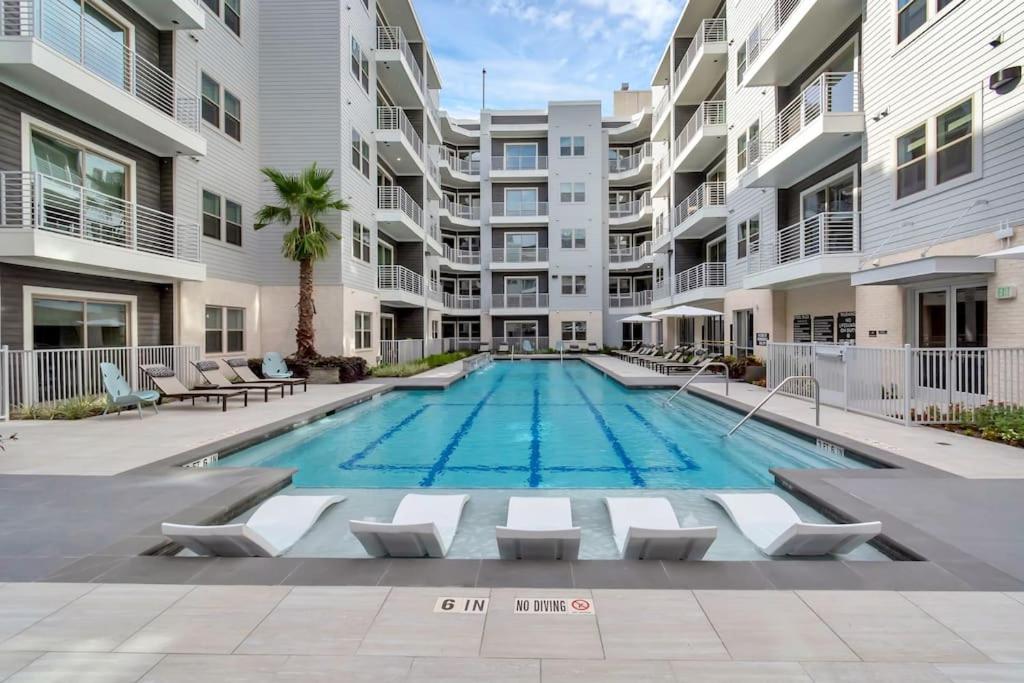 einen Pool in einem Apartmentkomplex mit einem Pool in der Unterkunft Midtown Houston Luxury Suite at River Oaks in Houston