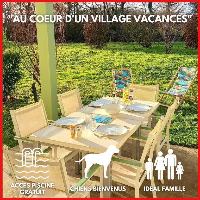 une table en bois avec des chaises, une table et un panneau dans l'établissement 