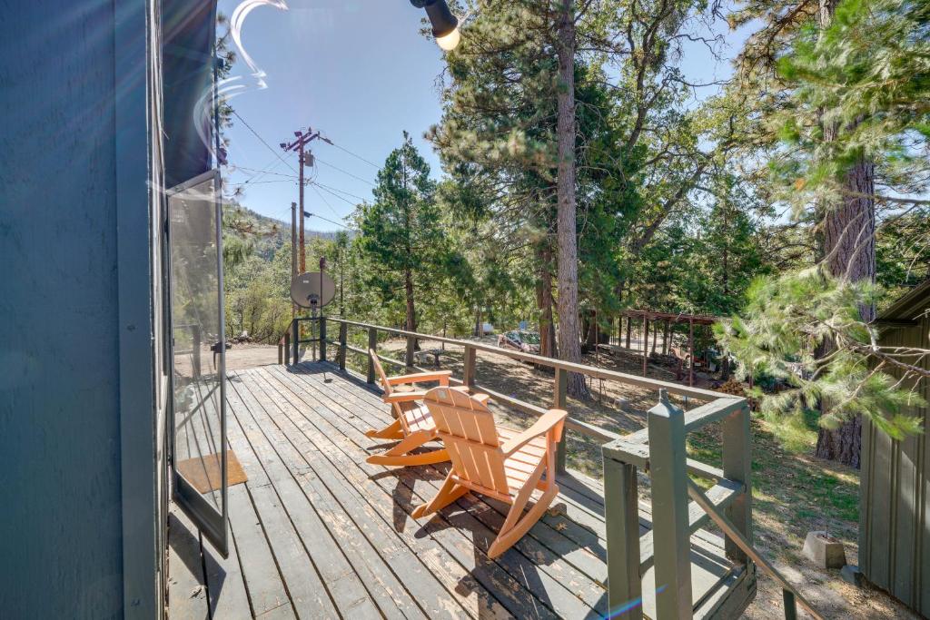una terraza con 3 sillas de madera. en Quiet Sequoia National Forest Cabin with Fireplace, 