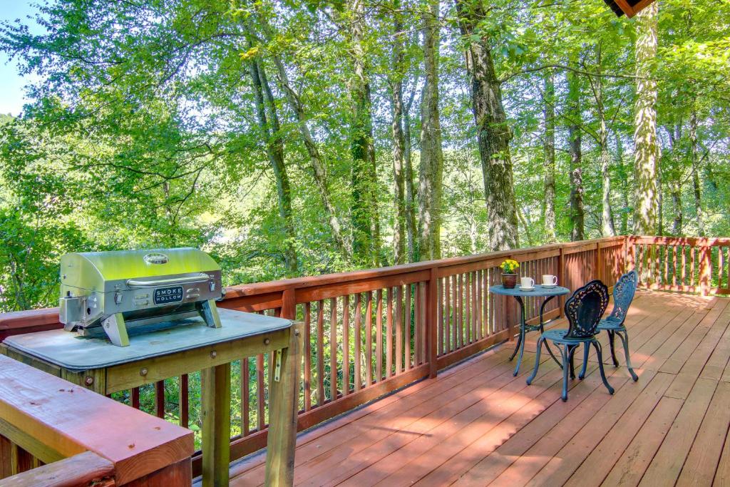 einen Grill auf einer Terrasse mit einem Tisch und Stühlen in der Unterkunft Hendersonville Getaway Near DuPont Forest! in Hendersonville