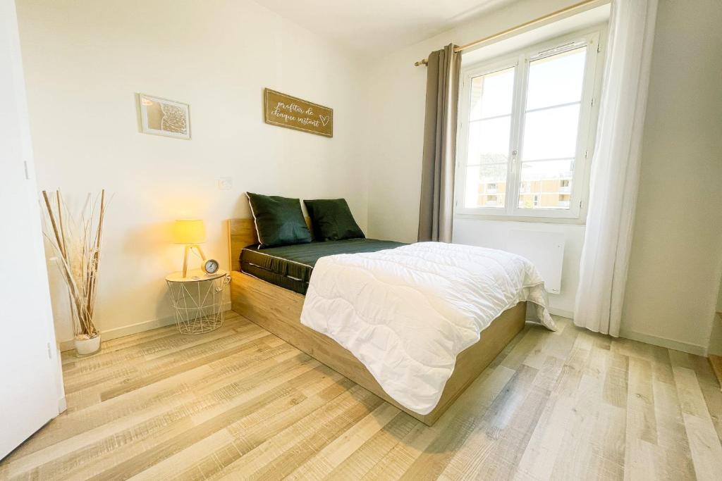 um quarto com uma cama e uma grande janela em At the heart of the essential 2 - New studio #GB em Saint-Martin-le-Vinoux
