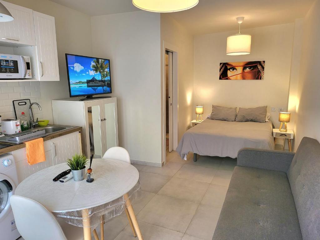 uma pequena sala de estar com uma cama e uma cozinha em Beach Apartments Old Town em Estepona