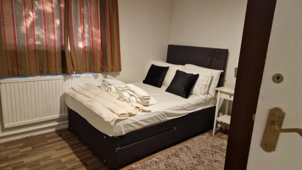 - un lit avec des draps et des oreillers blancs dans une chambre dans l'établissement House, à Londres