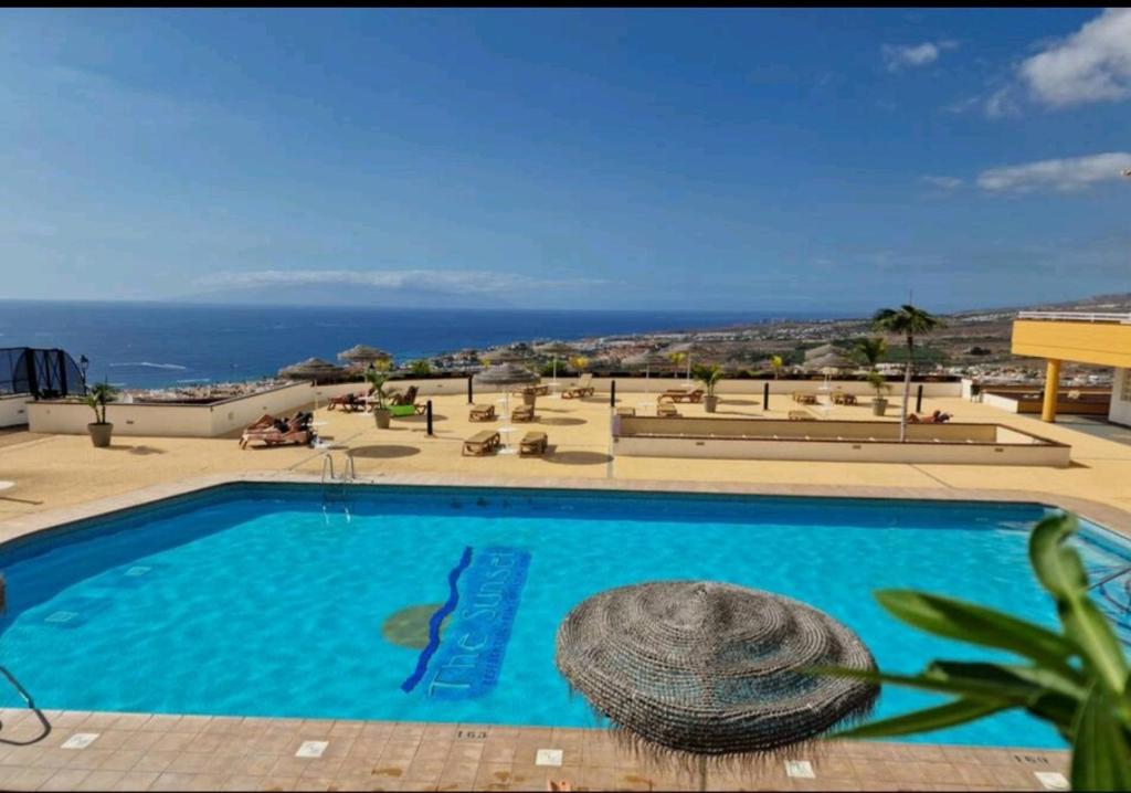 una piscina con vistas al océano en Sunset 408 heated pool with views en Adeje