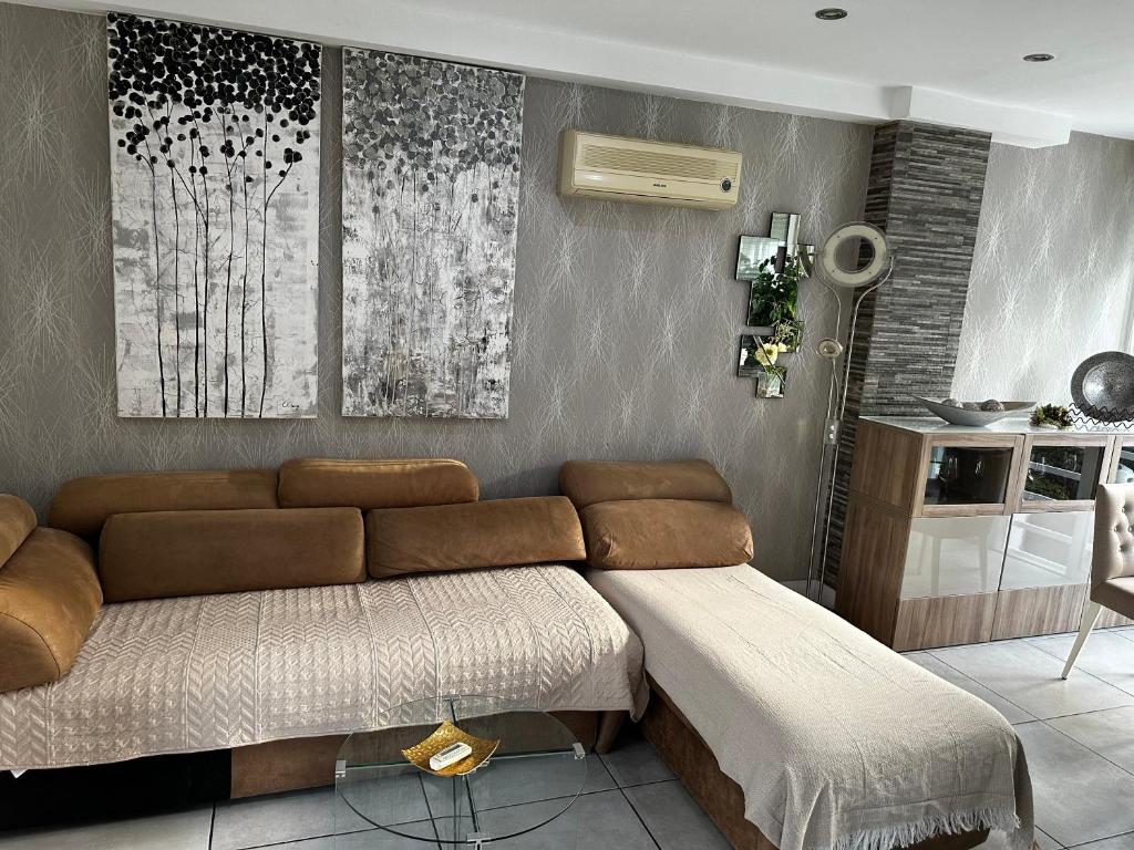 uma sala de estar com um sofá num quarto em Benalmádena em Benalmádena