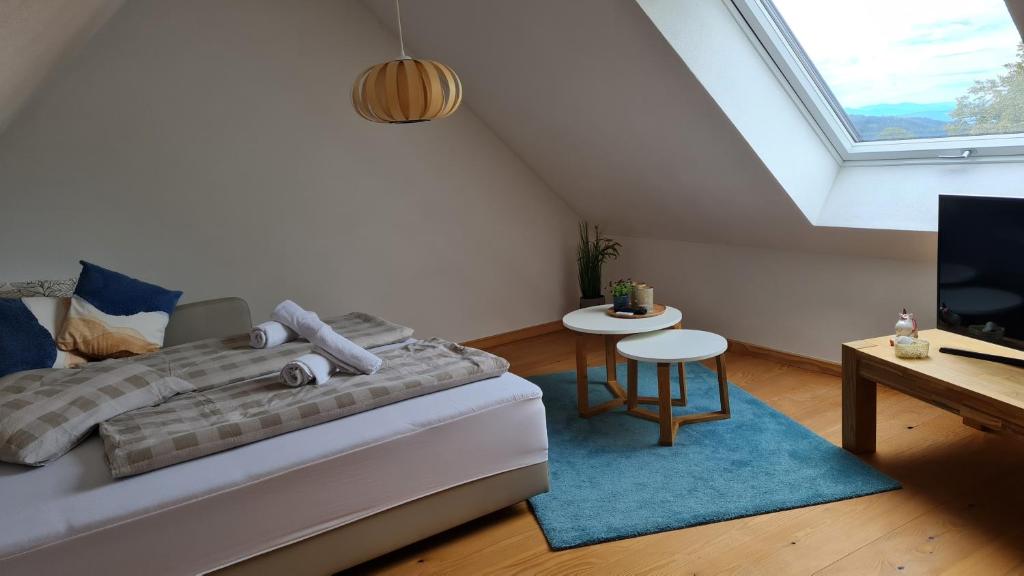 - une chambre avec un lit, une table et une fenêtre dans l'établissement Nillhof, à Fischerbach