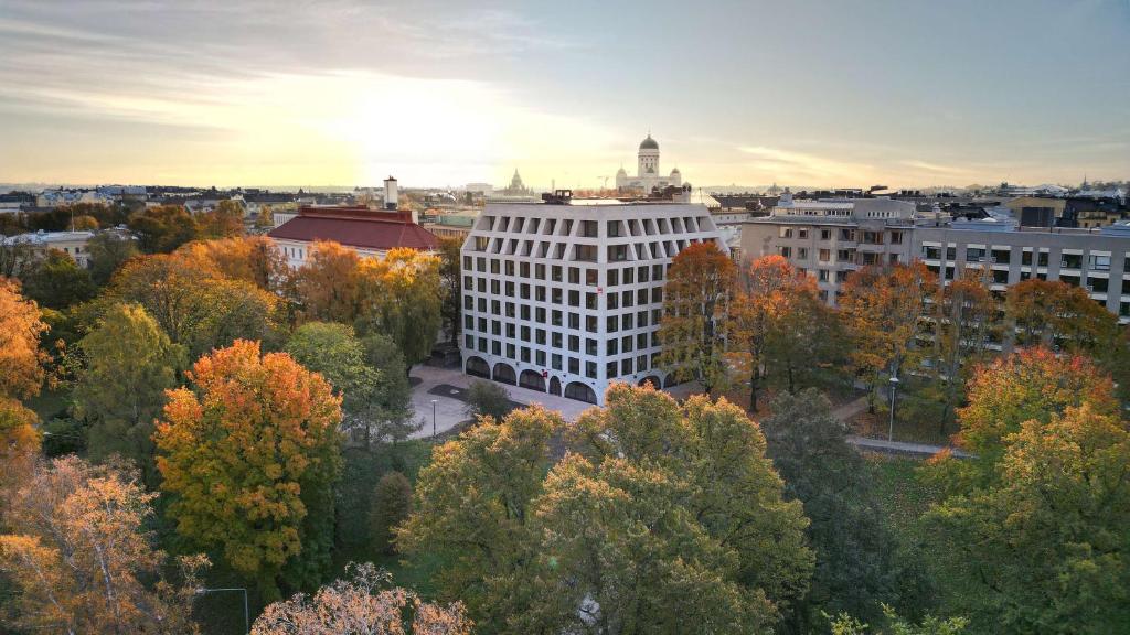 赫爾辛基的住宿－Radisson RED Helsinki，树木和建筑的城市空中景观