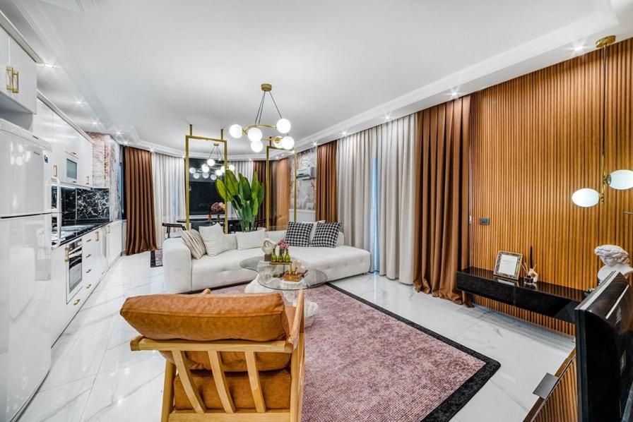 salon z kanapą i stołem w obiekcie iBO-APART Luxus Apartment w mieście Şile