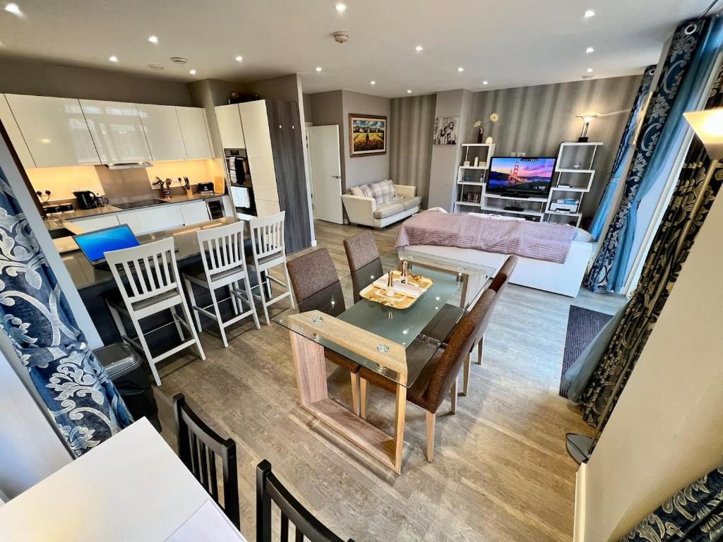 a living room and kitchen with a table and chairs at Luxury Penthouse in Greenwich sleeps 9 + parking in London