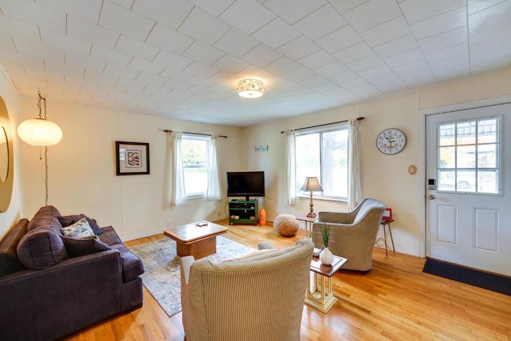 Телевизор и/или развлекательный центр в Ludington Vacation Rental - Walk to Lake Michigan!