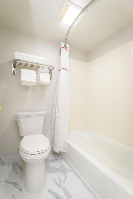 Philadelphia Suites at Airport - An Extended Stay Hotel - Deluxe Queen Suite