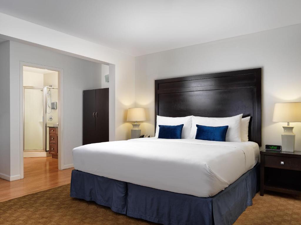 Cama o camas de una habitación en Huntingdon Hotel and Suites