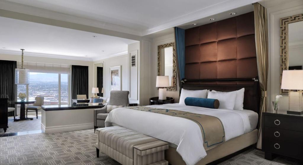 een hotelkamer met een groot bed en een bureau bij The Palazzo at The Venetian® in Las Vegas
