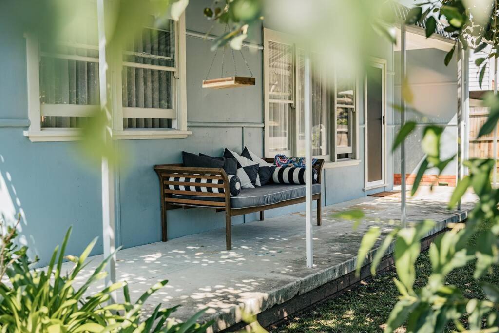Κήπος έξω από το The Blue Beach House - Pet Friendly Coastal Escape in Mollymook