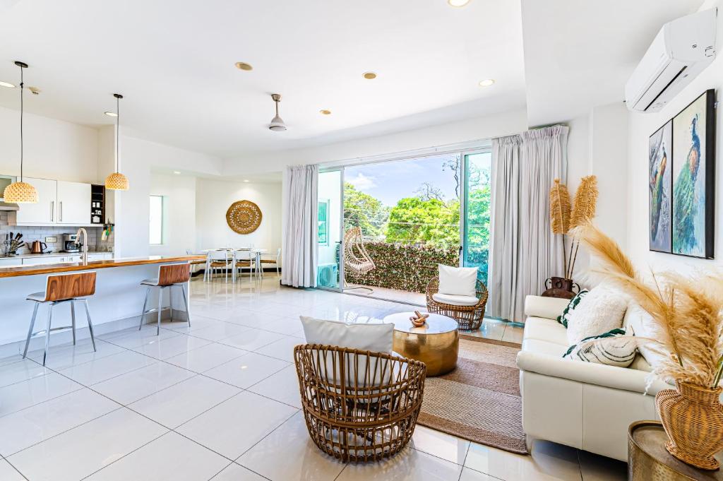 sala de estar con sofá y cocina en Sea La Vie Suites - By The Beach, en Tamarindo
