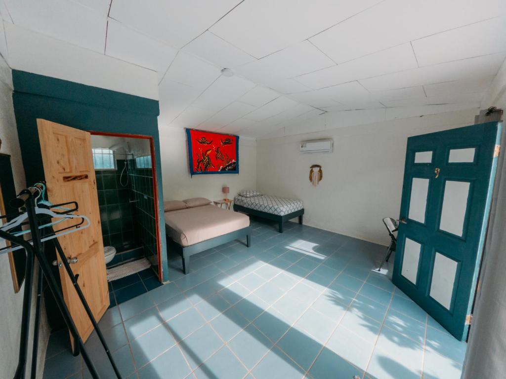 TV a/nebo společenská místnost v ubytování Rooms & Pool Macaws