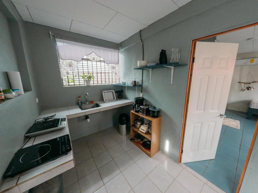 Kuchyň nebo kuchyňský kout v ubytování Rooms & Pool Macaws