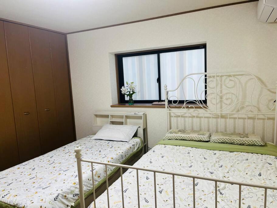 Postel nebo postele na pokoji v ubytování 美山小屋-临近东京夏日乐园，高尾山，相模湖游乐园