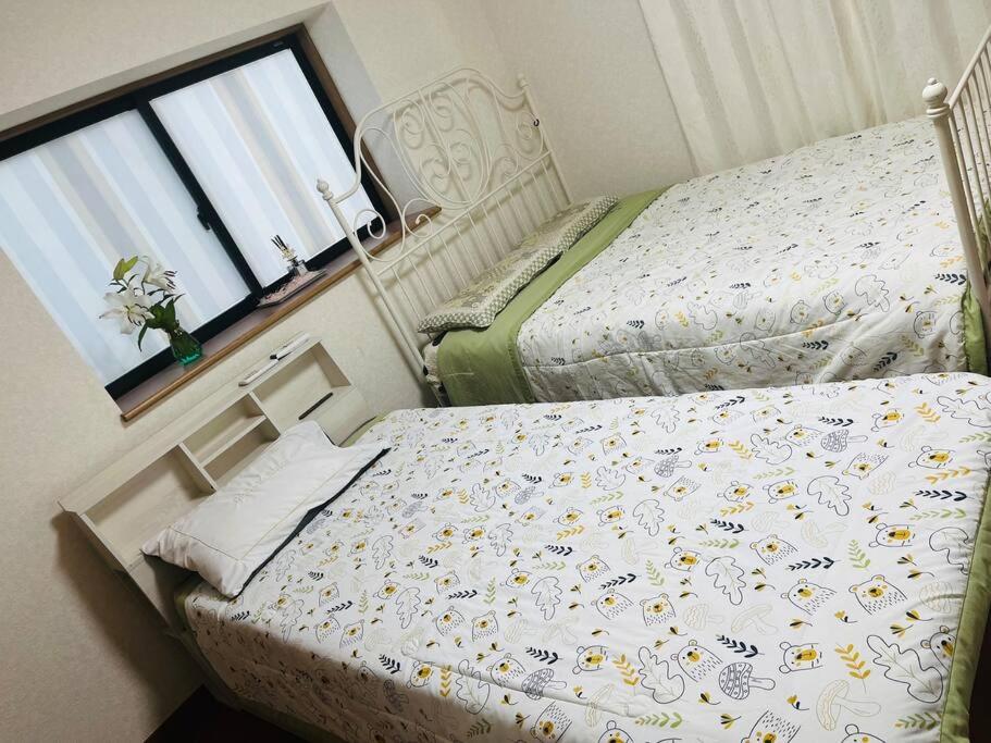 Postel nebo postele na pokoji v ubytování 美山小屋-临近东京夏日乐园，高尾山，相模湖游乐园
