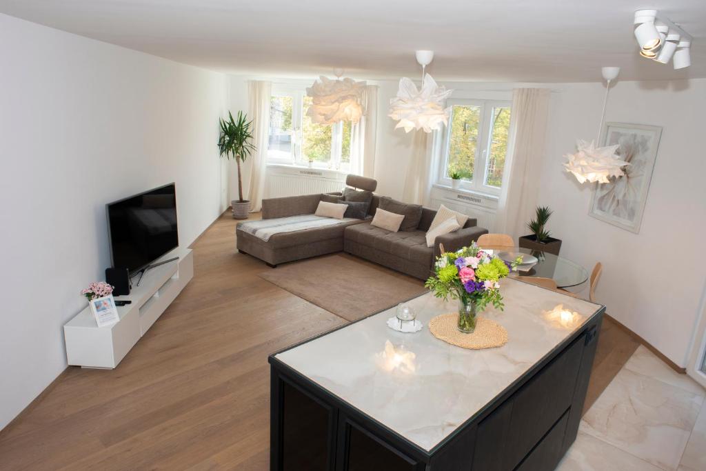 sala de estar con sofá y mesa en Luxury Apartment Res, en Liubliana