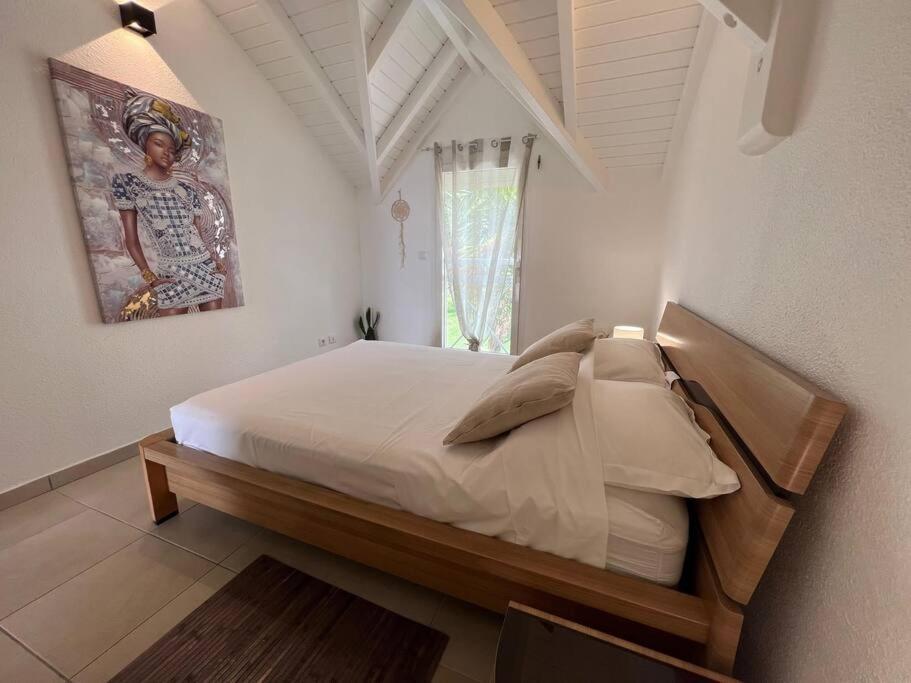 Postel nebo postele na pokoji v ubytování KANOA LODGE piscine et vue mer