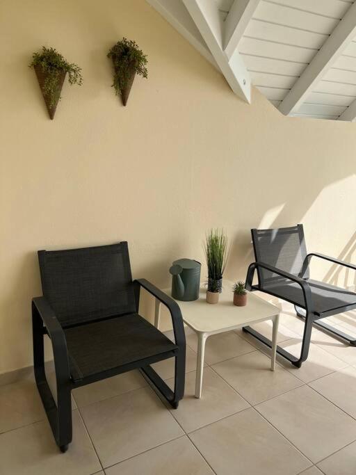 Posezení v ubytování KANOA LODGE piscine et vue mer
