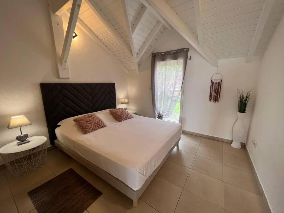 Postel nebo postele na pokoji v ubytování KANOA LODGE piscine et vue mer