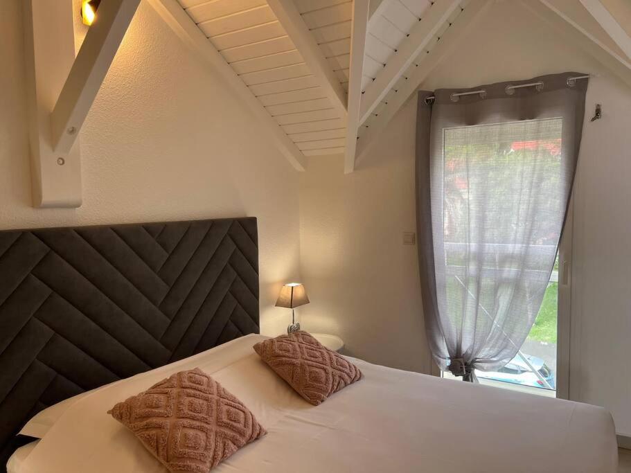 Postel nebo postele na pokoji v ubytování KANOA LODGE piscine et vue mer
