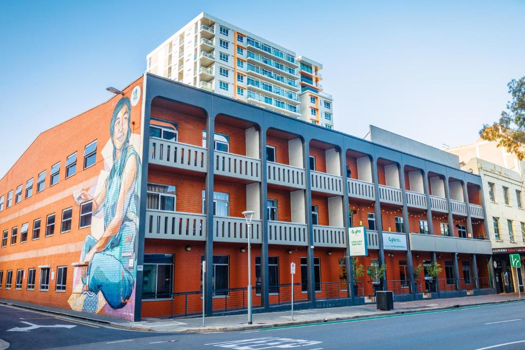 un edificio con un mural en el costado en YHA Adelaide Central, en Adelaida