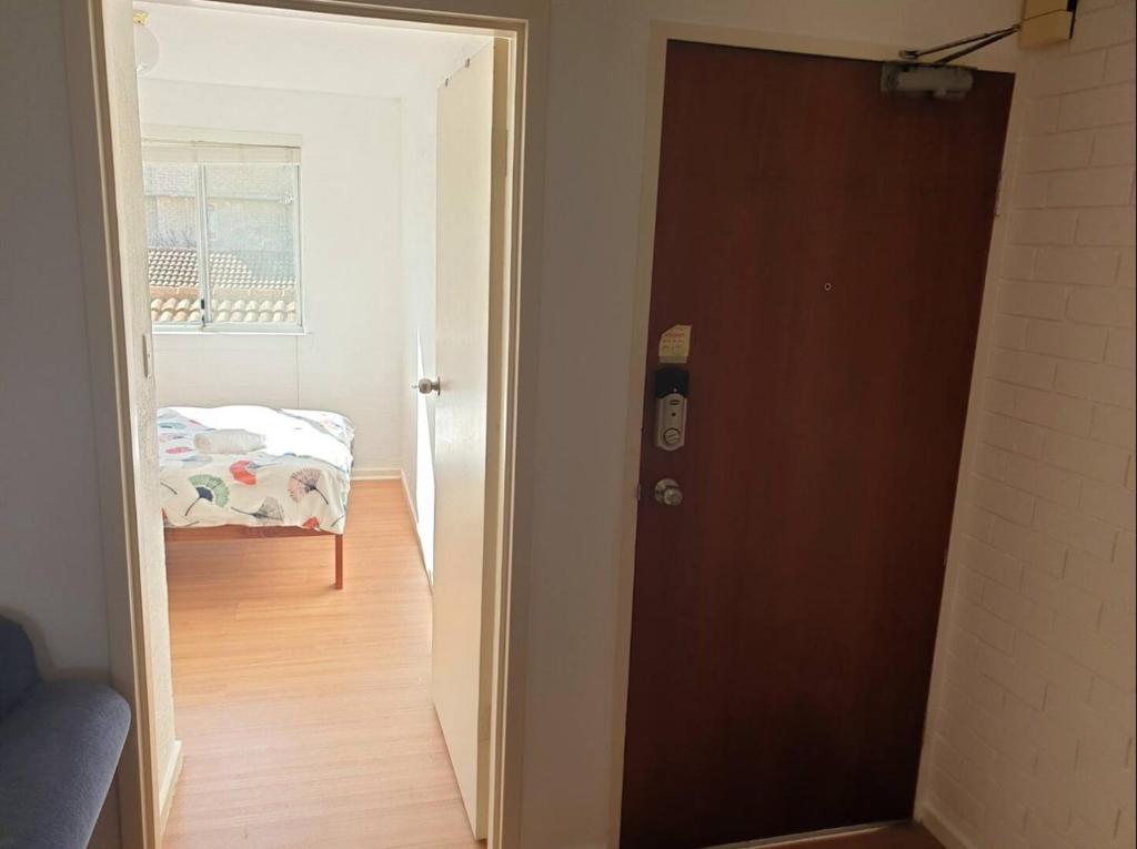 Postel nebo postele na pokoji v ubytování Dana-Private Room in a 3-Bedroom Apartment-3