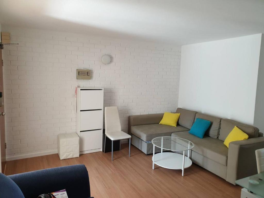 Posezení v ubytování Dana-Private Room in a 3-Bedroom Apartment-3