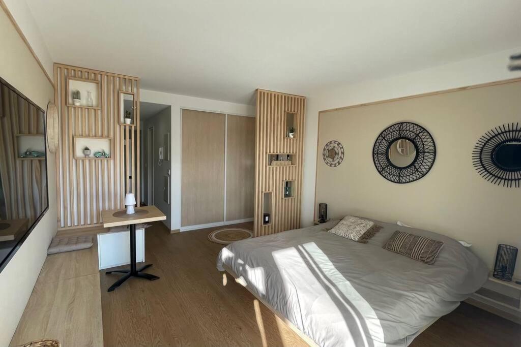 ein Schlafzimmer mit einem Bett und einem Tisch darin in der Unterkunft F1 standing vue mer Anse Vata in Noumea