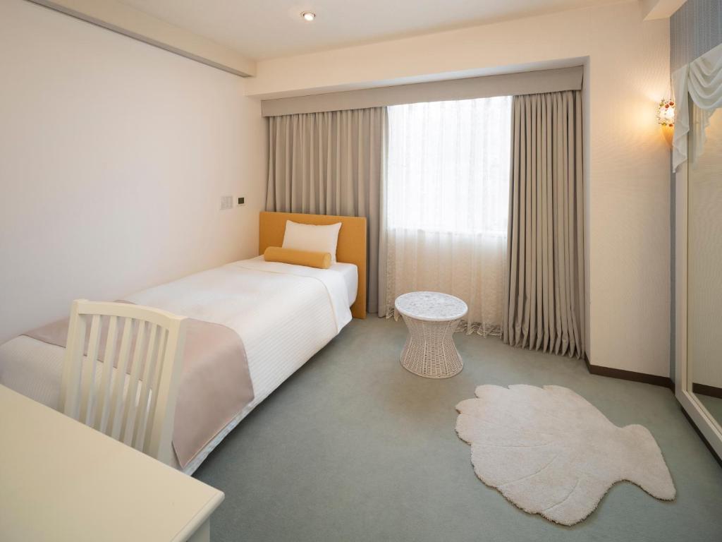 Postel nebo postele na pokoji v ubytování Art Hotel Joetsu
