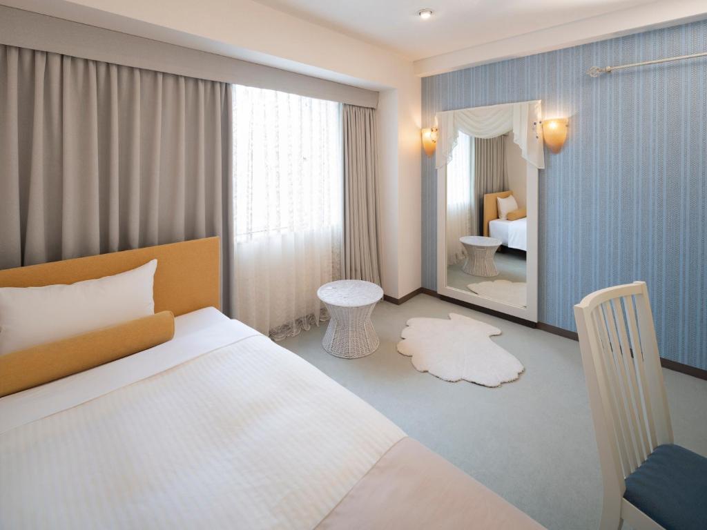 Postel nebo postele na pokoji v ubytování Art Hotel Joetsu