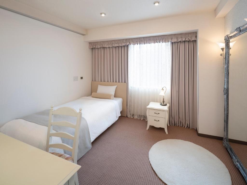 Postel nebo postele na pokoji v ubytování Art Hotel Joetsu