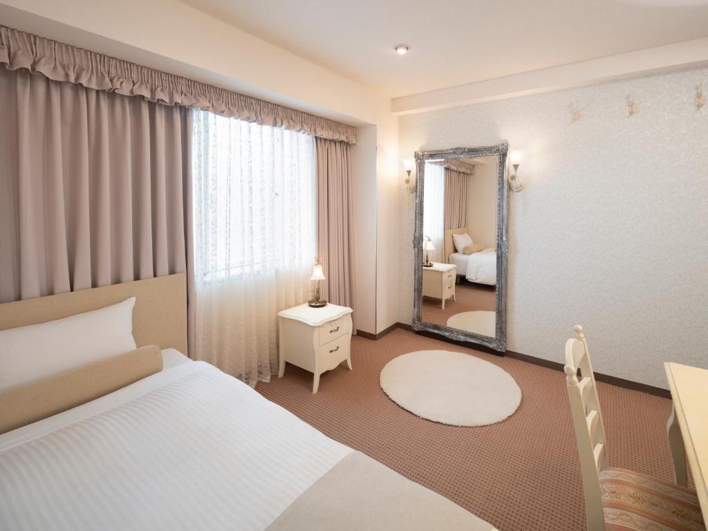 Postel nebo postele na pokoji v ubytování Art Hotel Joetsu
