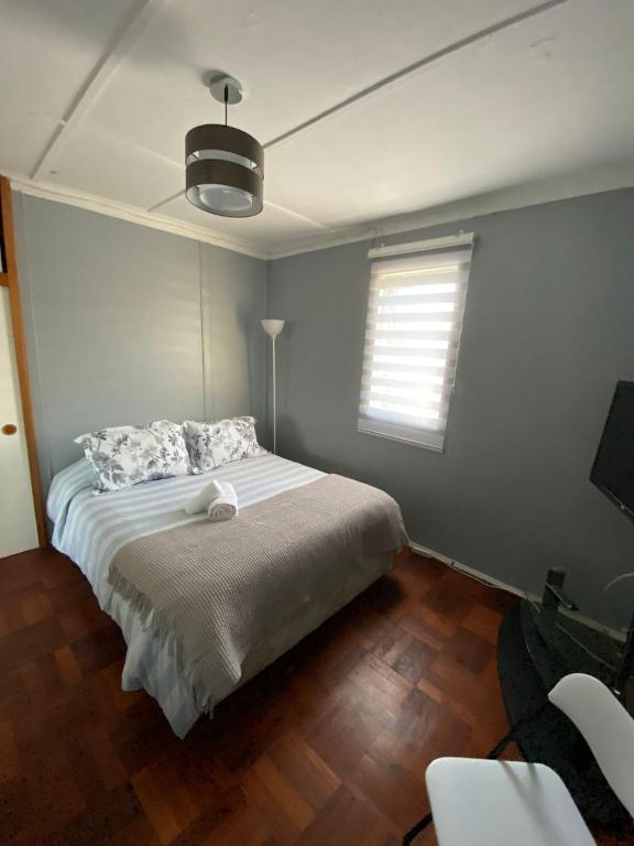 Uma cama ou camas num quarto em Central y Tranquilo alojamiento