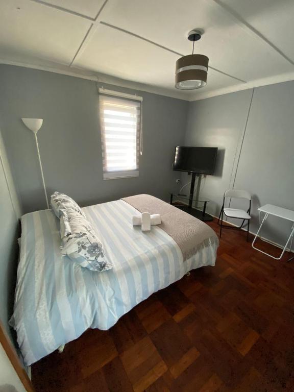 Uma cama ou camas num quarto em Central y Tranquilo alojamiento