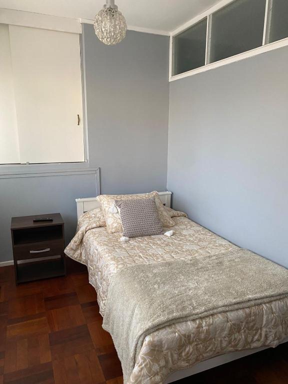Uma cama ou camas num quarto em Central y Tranquilo alojamiento