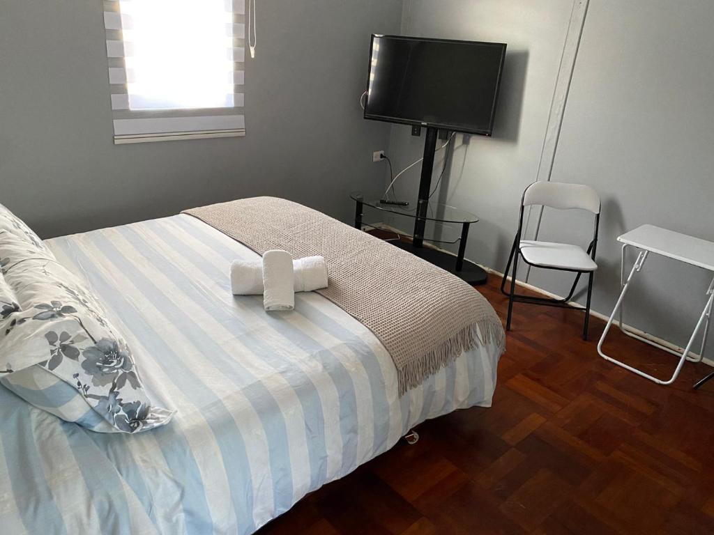 Uma cama ou camas num quarto em Central y Tranquilo alojamiento
