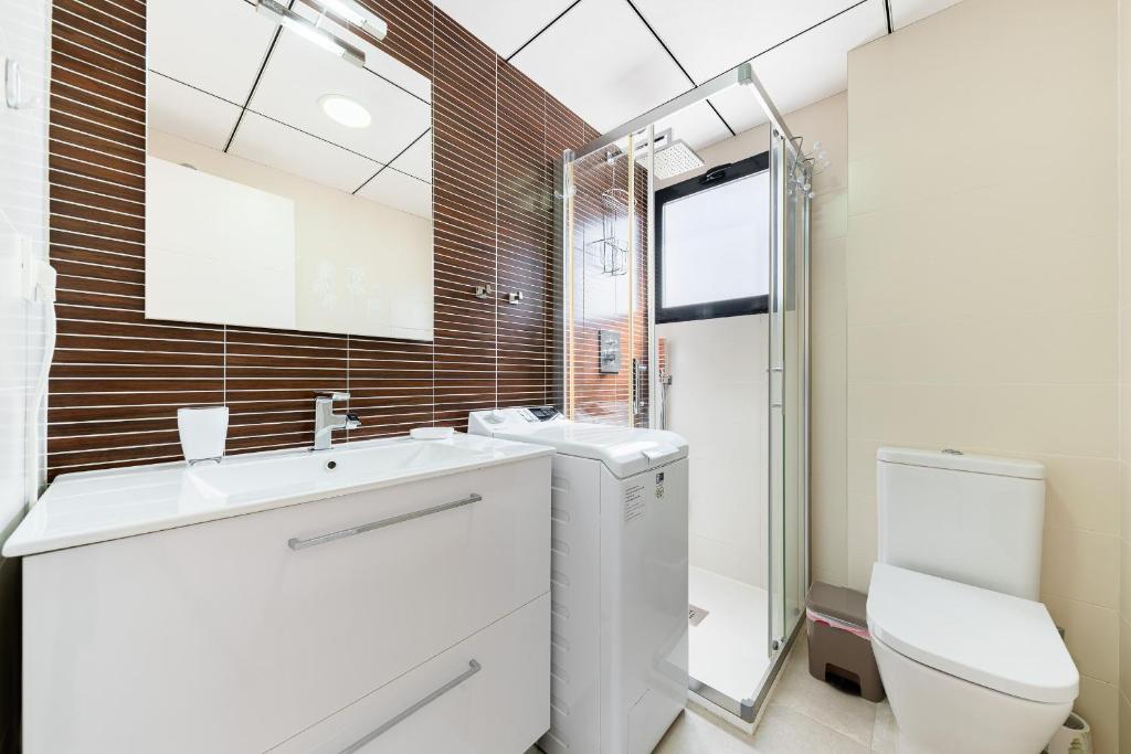 a bathroom with a sink and a toilet at D.O.M.A. Residencial Alegria in Torrevieja