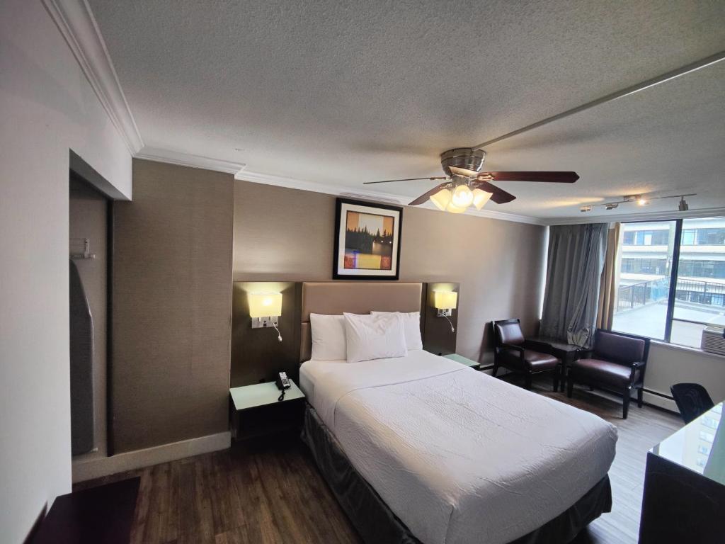 Postel nebo postele na pokoji v ubytování Divya Sutra Suites on Robson Downtown Vancouver