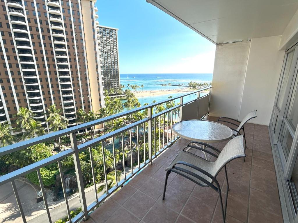En balkong eller terrasse på Ilikai Apt 1042 - Spacious Studio with Ocean-Lagoon Views